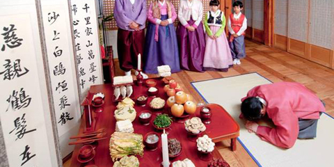 Người trưởng nam sẽ tiến hành nghi lễ cúng tổ tiên