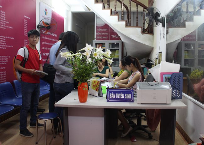 Học viên đến đăng ký khóa học tại Ngoại ngữ Phương Đông