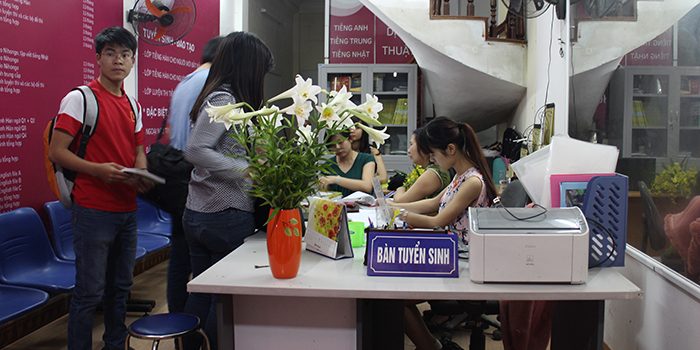 Học viên đến đăng ký khóa học tại Ngoại ngữ Phương Đông